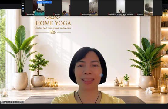 Cô Vũ Cần đứng lớp Home Yoga trực tuyến qua Zoom