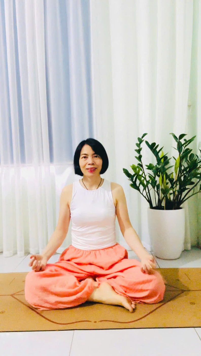 Master Yoga cô Vũ Cần ngồi thiền trên thảm yoga tại nhà